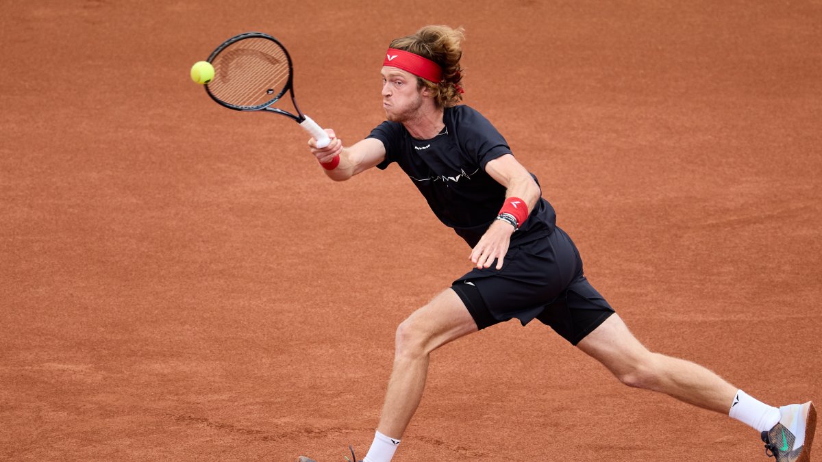 Andrey Rublev venció Zapata por 5-7, 6-1 y 7-6 (7) a Bernabé Zapata.