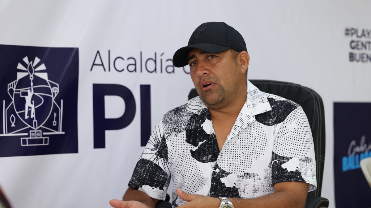 Sus estudios superiores los realizó en la Universidad Metropolitana del Ecuador UMET; y tiene tres maestrías: en Derecho Procesal Penal, en Derecho Penal y otra en Administración Pública.