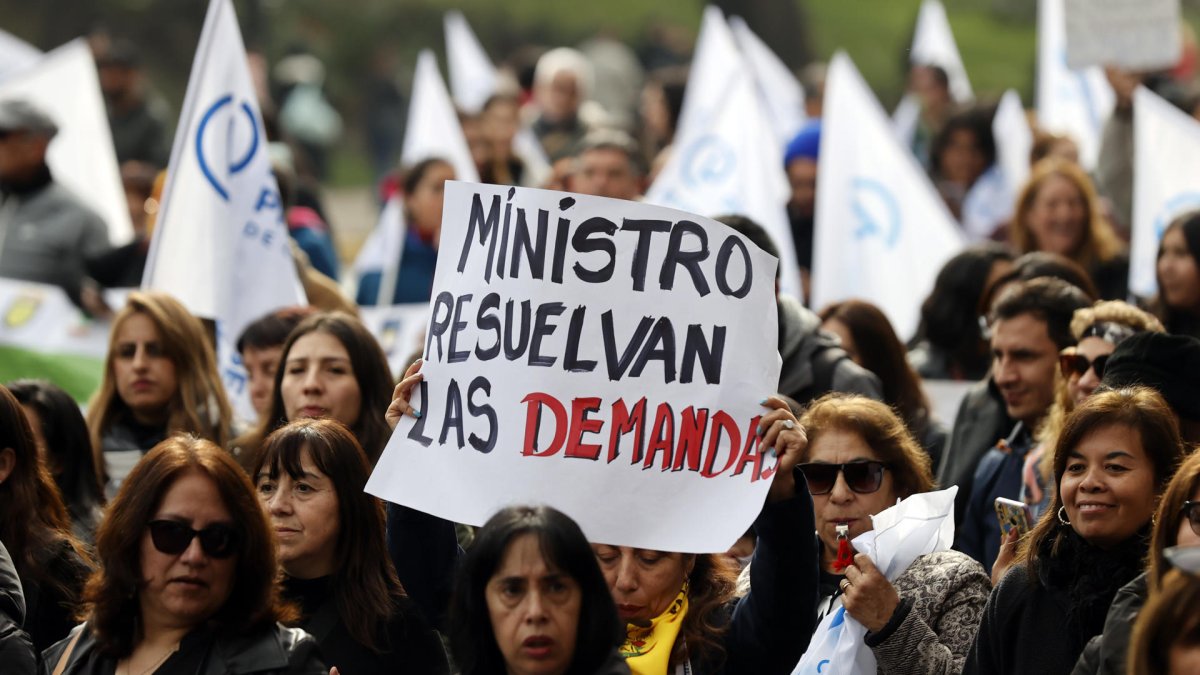Miles de profesores protestaron en las calles de Santiago este miércoles 26 de julio.