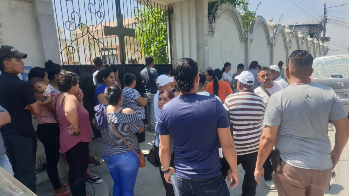 Familiares, tras reconocer a víctimas,  evitaron dar declaraciones.