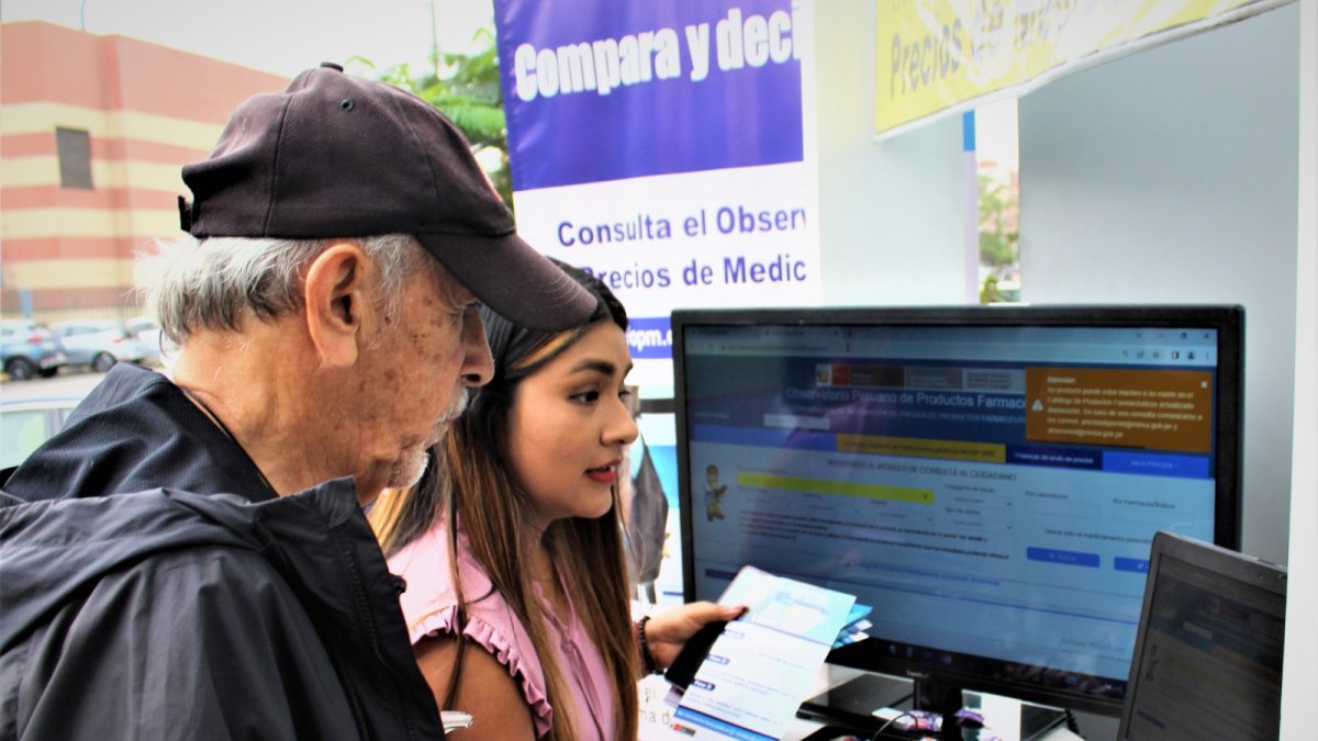 Un usuario es ayudado a revisar en el portal de medicinas la disponibilidad en el mercado de los fármacos que necesita.