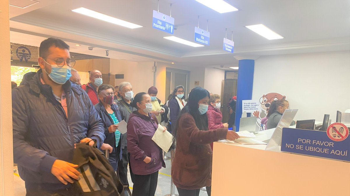 Usuarios esperan su turno para hacer un trámite en una dependencia de salud.