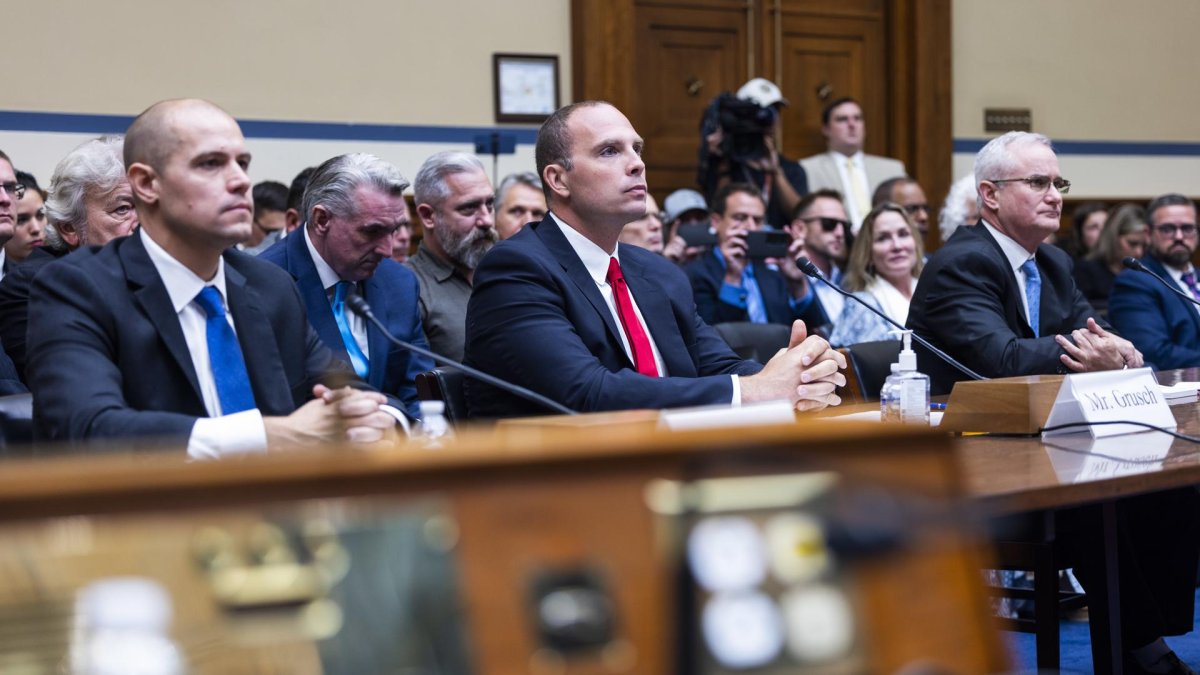Los militares retirados Ryan Graves (i), David Grusch y David Fravor participaron en una audiencia ante un subcomité de la Cámara de Representantes estadounidense.