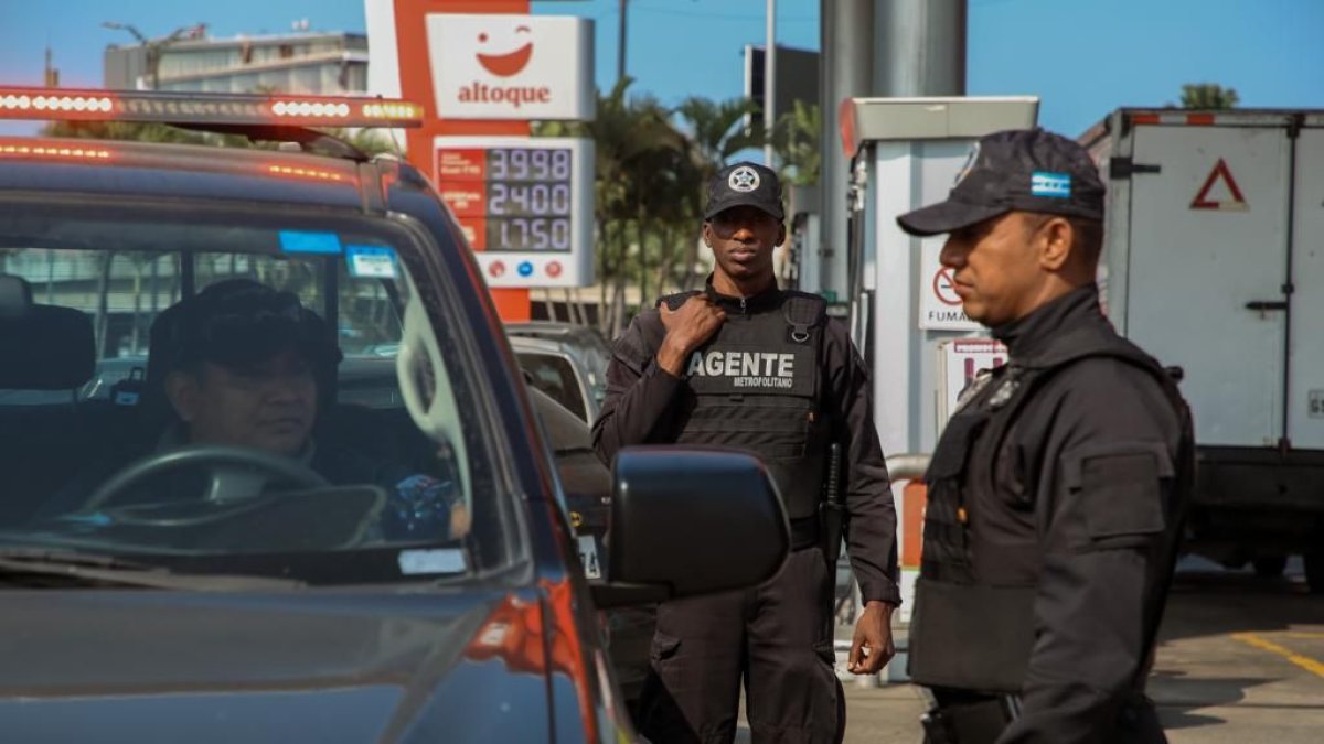 Agentes monitorean sitios públicos y estratégicos de la ciudad ante cualquier eventualidad.