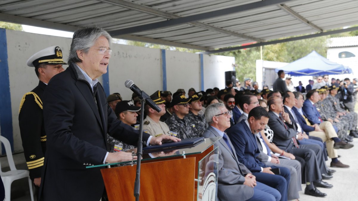 En su intervención, recordó las compras de armamento para la Policía Nacional.