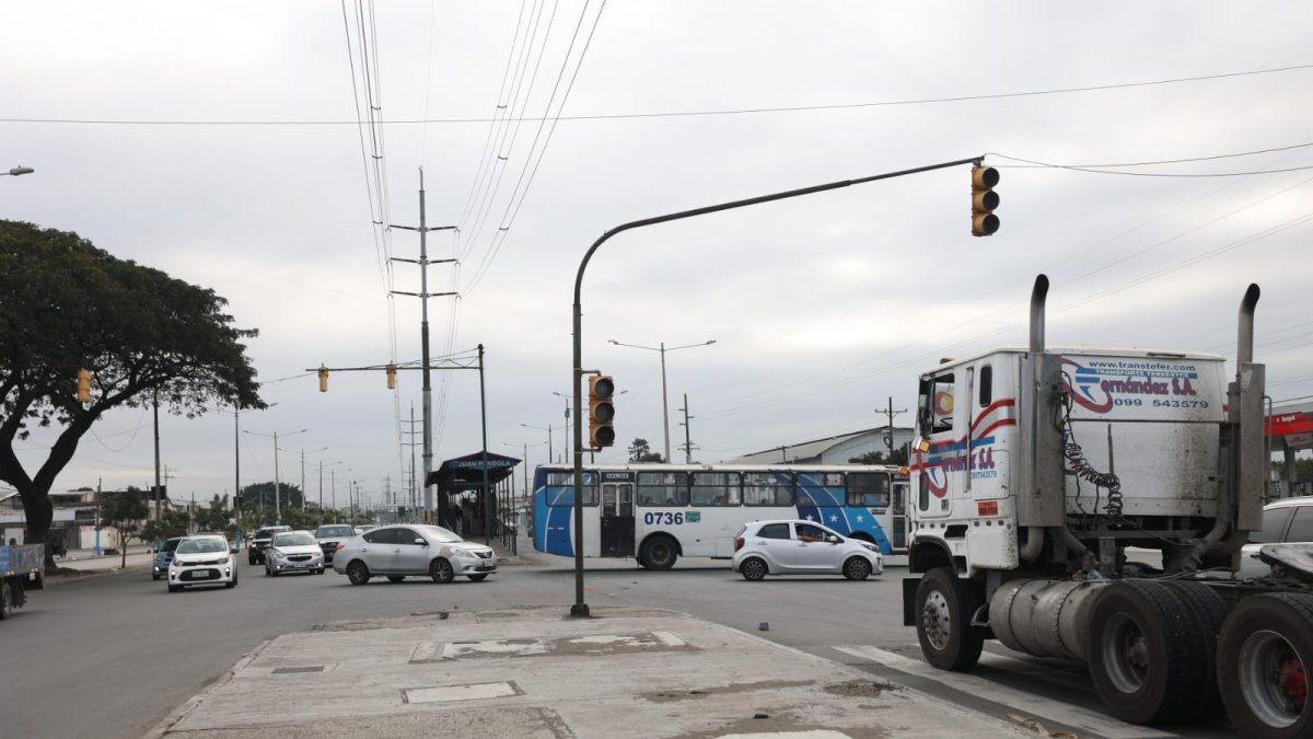 El robo de los cables dejó sin luz a varios semáforos del sector.