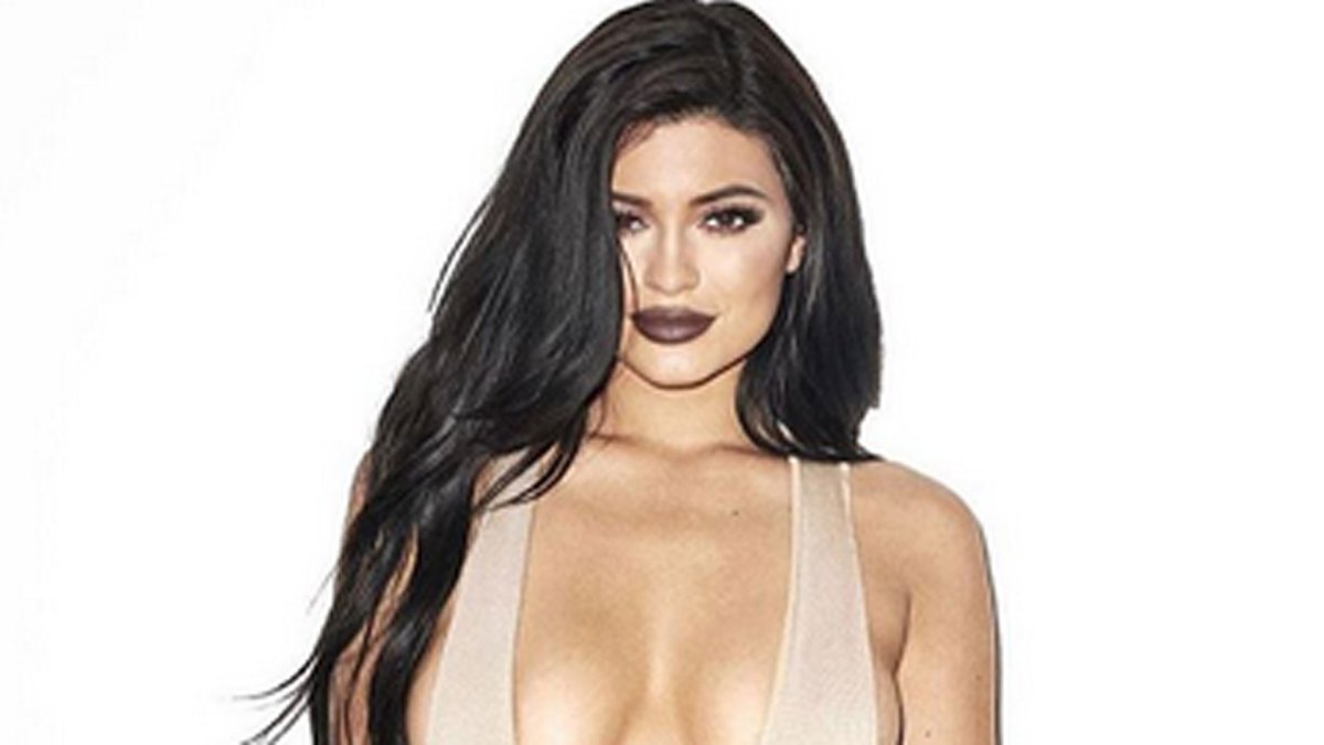 Kylie Jenner siempre negó haberse retocado los senos. Finalmente aceptó que sí lo hizo.