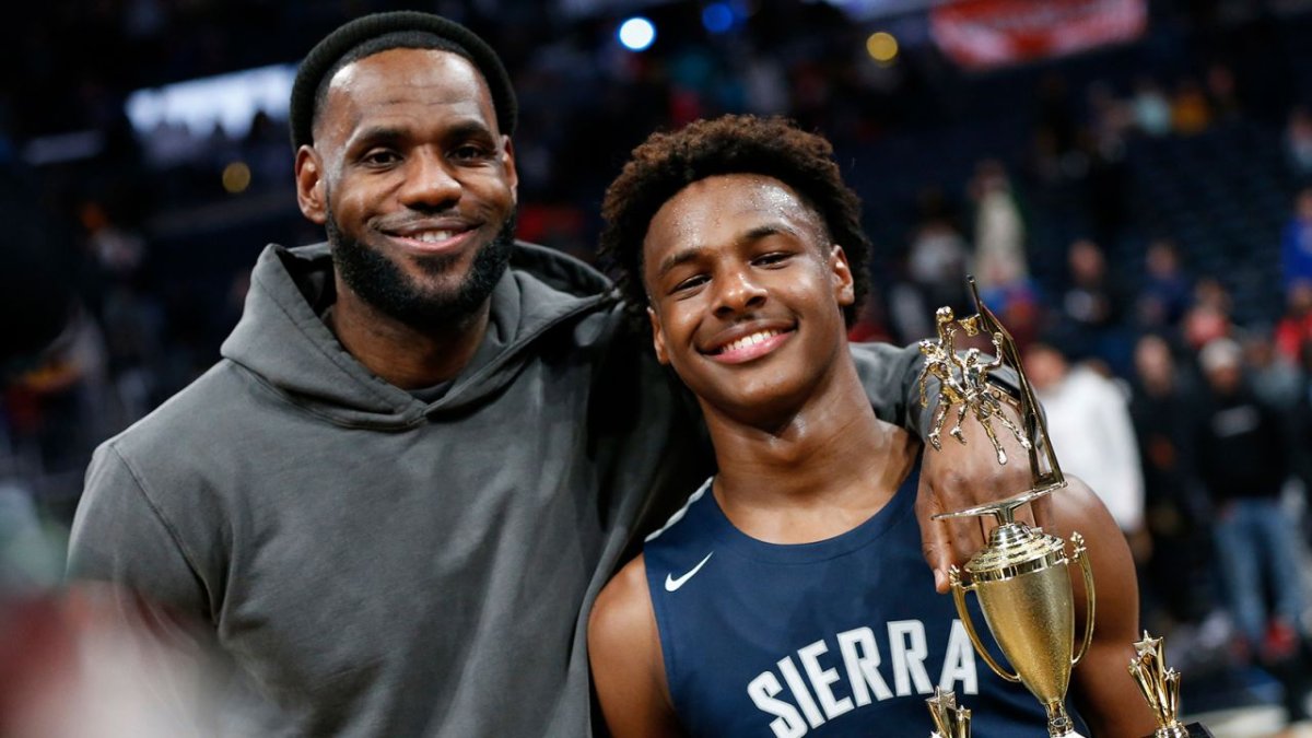 Lebron (i) proporcionará información del estado de su hijo más adelante.