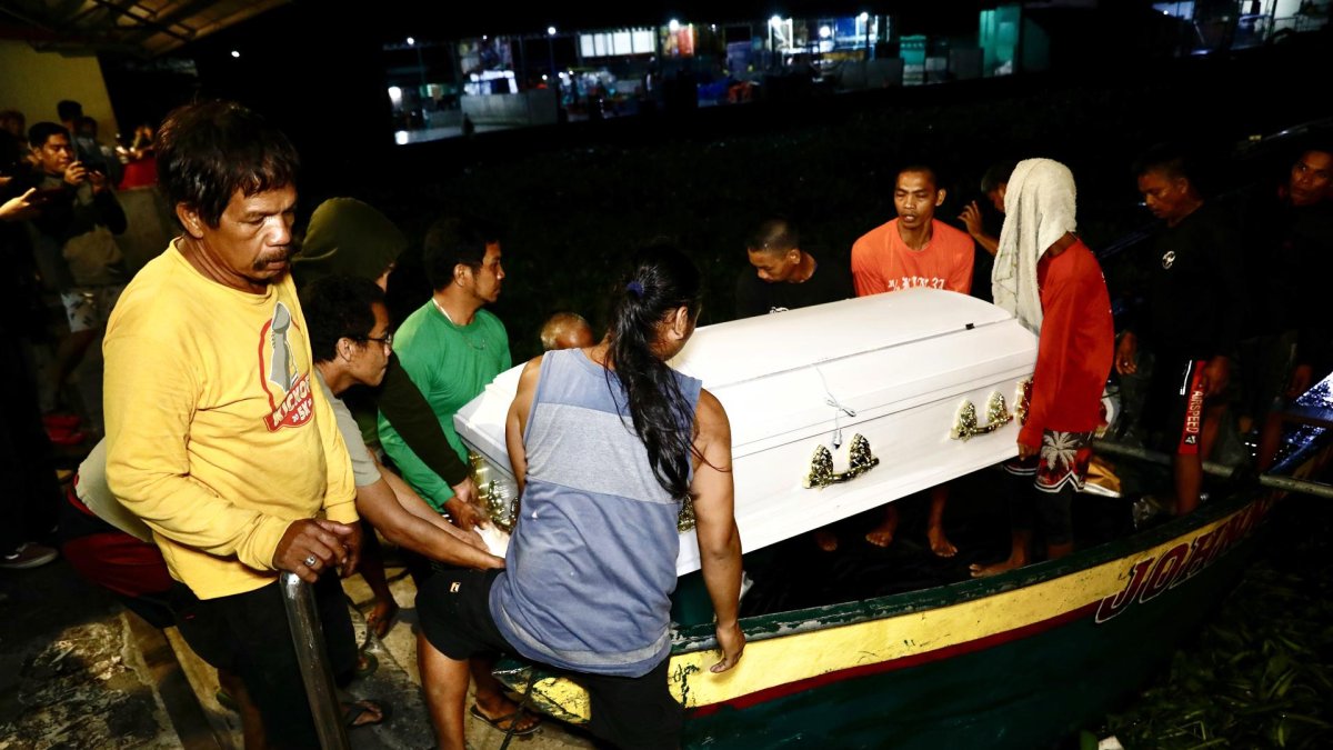 Unas 23 personas murieron luego de que una embarcación se volcara en un lago en la provincia de Rizal.