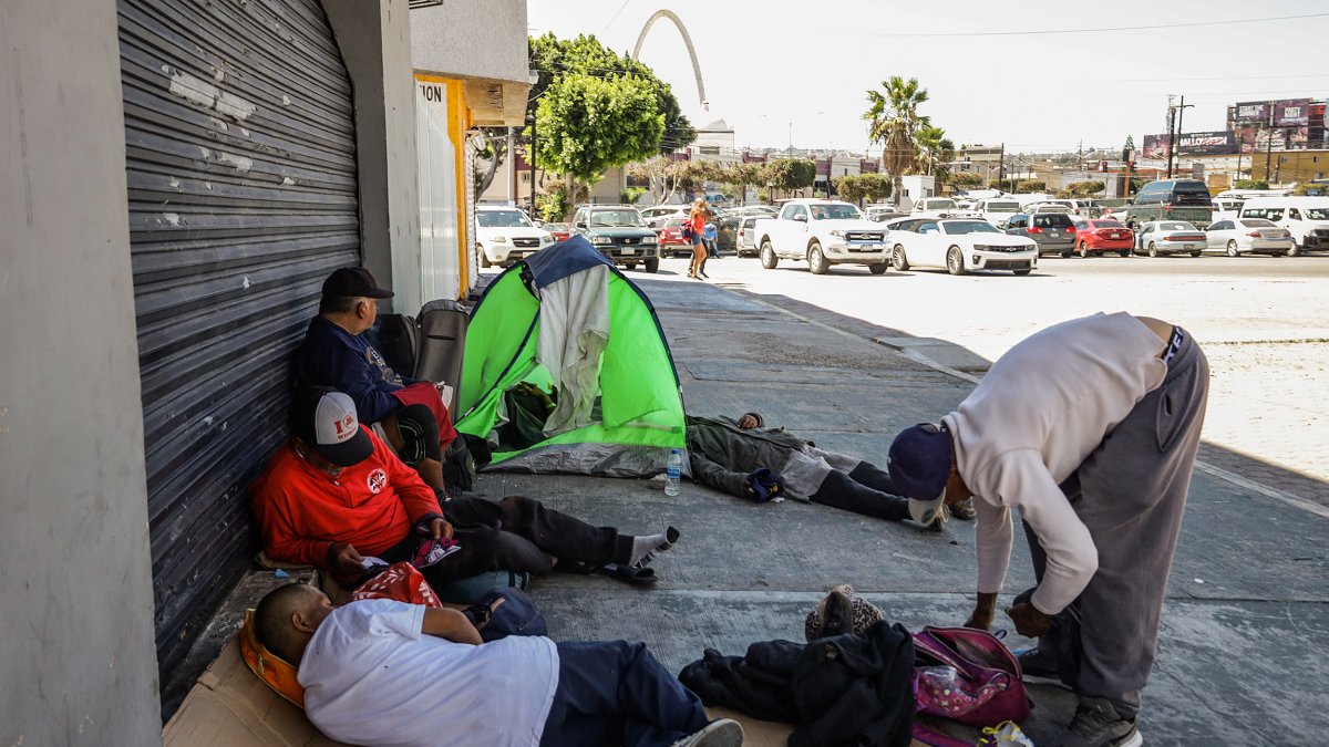   Adicciones
Presuntos consumidores de droga permanecen en una calle el 26 de julio de 2023, en Tijuana (México).