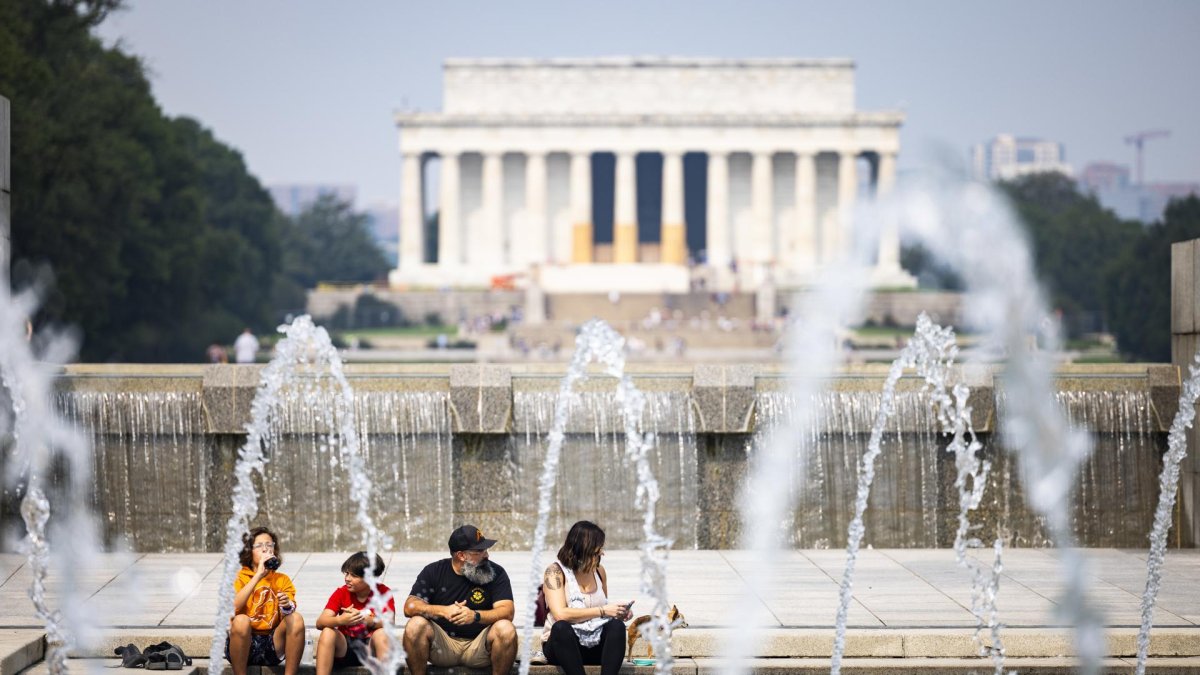 Personas visitan monumentos en Washington mientras se siente la ola de calor en EE.UU., el 17 de julio de 2023.
