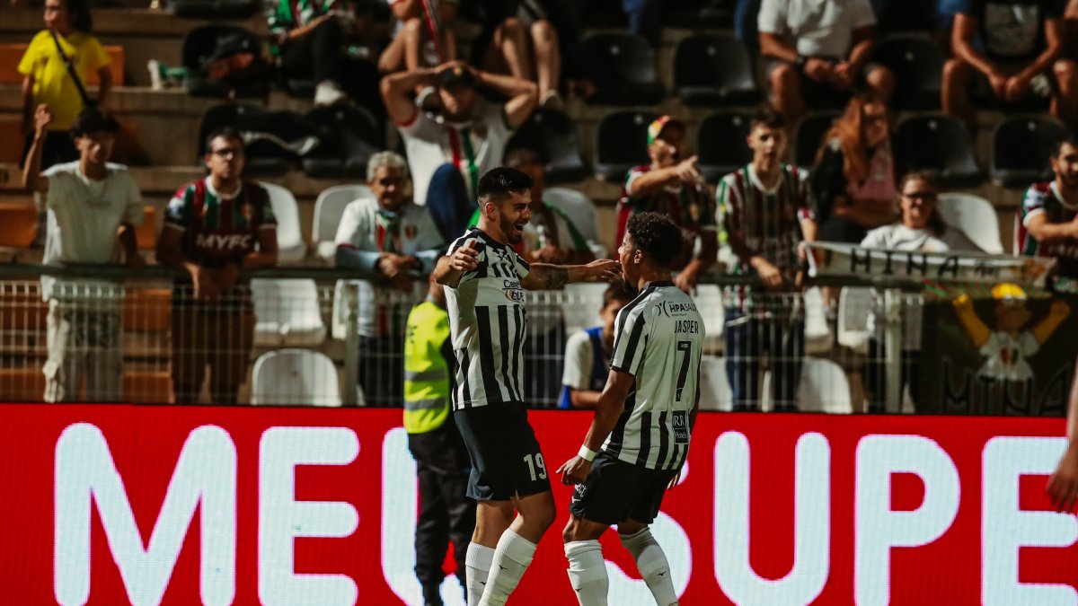 Ronie Carrillo (i) marcó el 23 de julio su primer gol con el Portimonense.