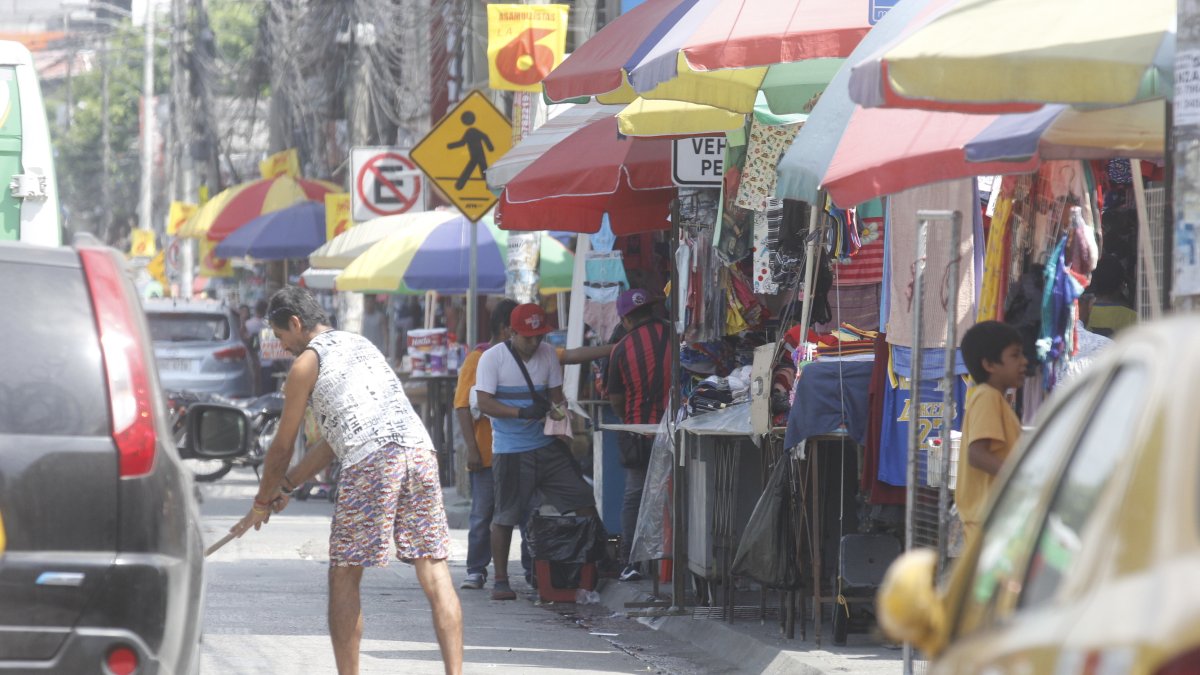 Las veredas de la ciudadela Florida Norte están ocupadas por carpas y caramancheles donde los informales ofertan alimentos y productos. A los peatones se les dificulta caminar por estas.
