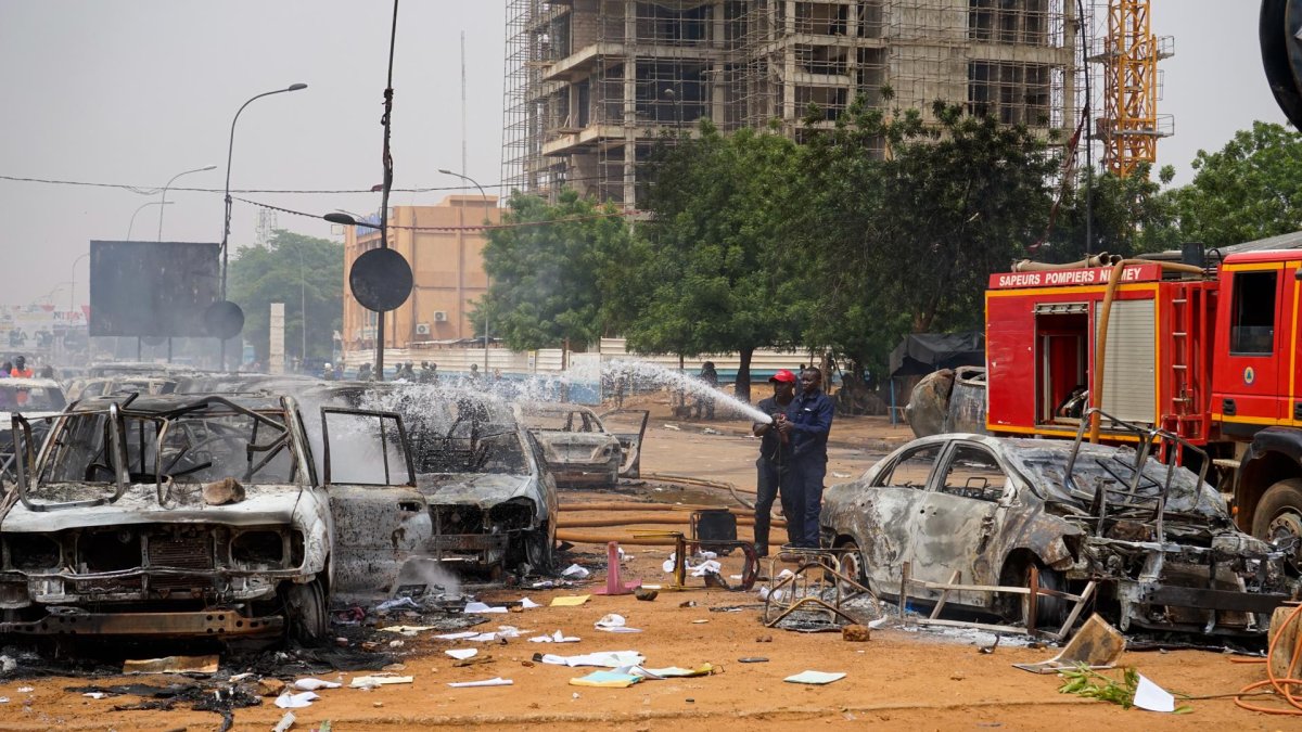 En las calles de Niamey se registraron violentas manifestaciones apoyando a la junta militar golpista.