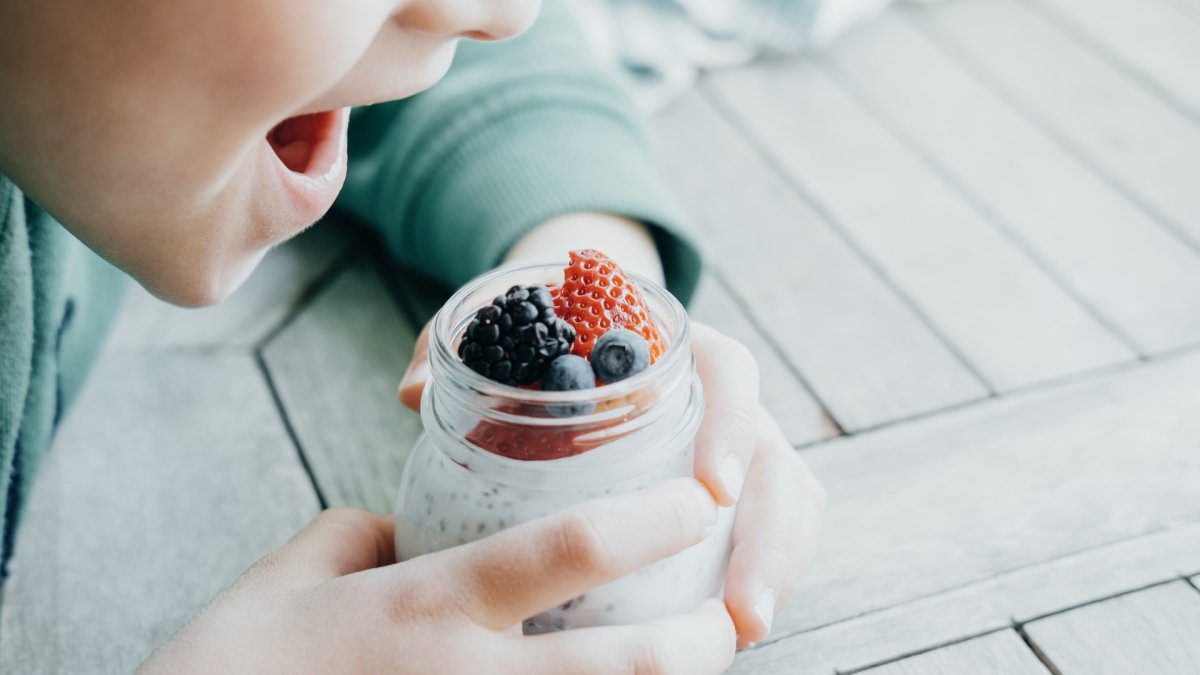 El yogur solo o con frutas es una alternativa para servir en el desayuno.