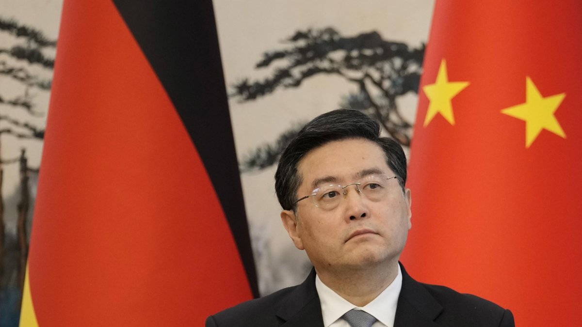 El Gobierno chino eliminó toda referencia incluso digital del excanciller Qin Gang, destituido tras desaparecer de la vida pública hace un mes