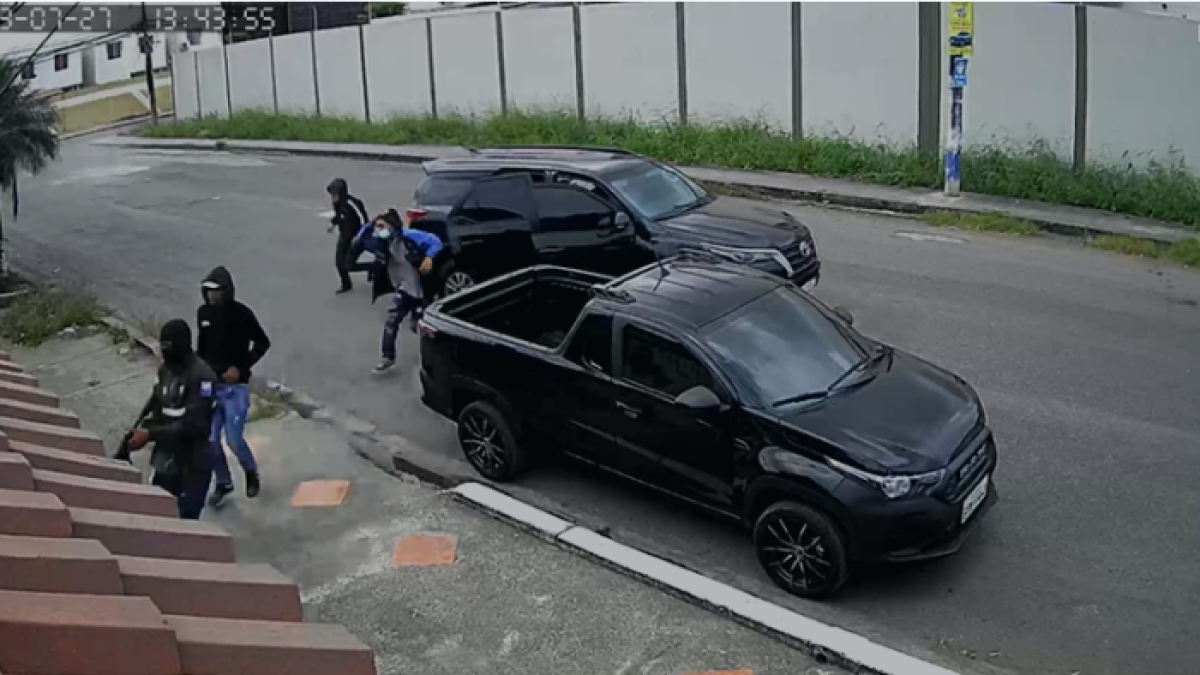 En la grabación se ve cómo los hampones tratan de forzar la puerta principal y la del garaje.