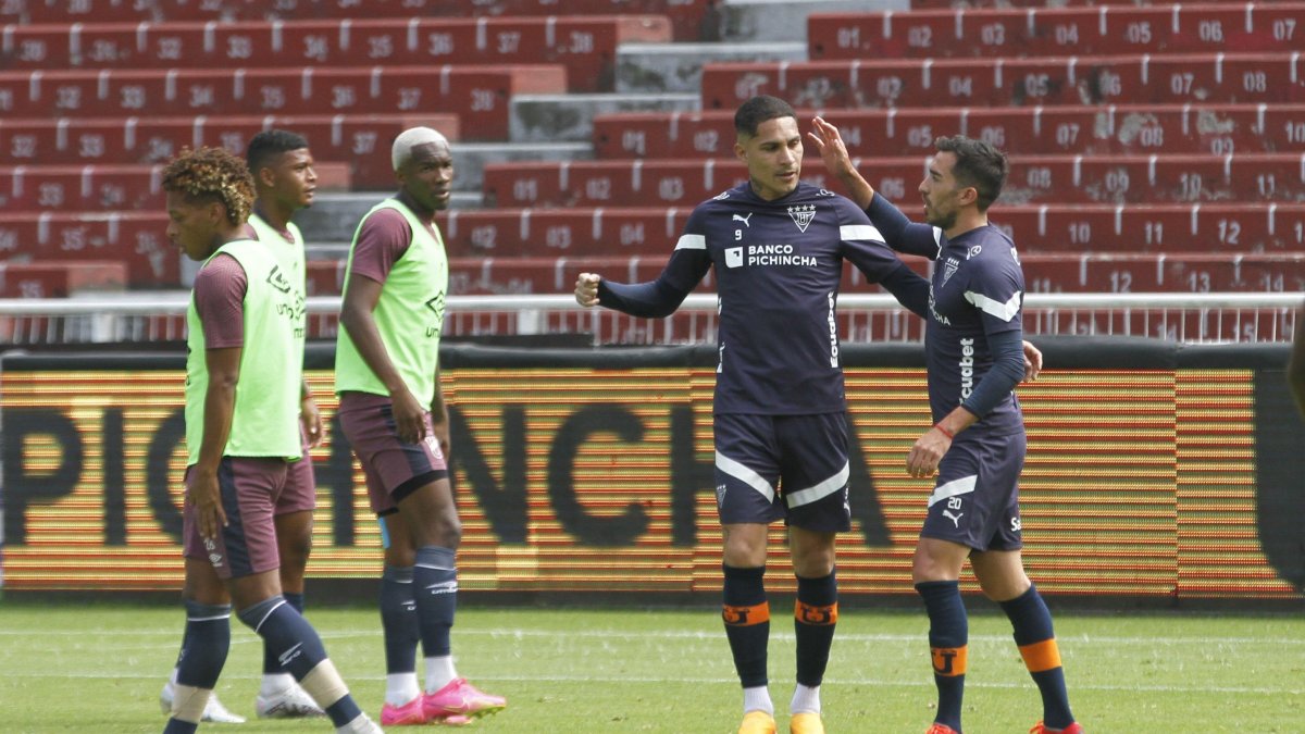 Paolo Guerrero es felicitado por Lisandro Alzugaray tras marcar su primer tanto.