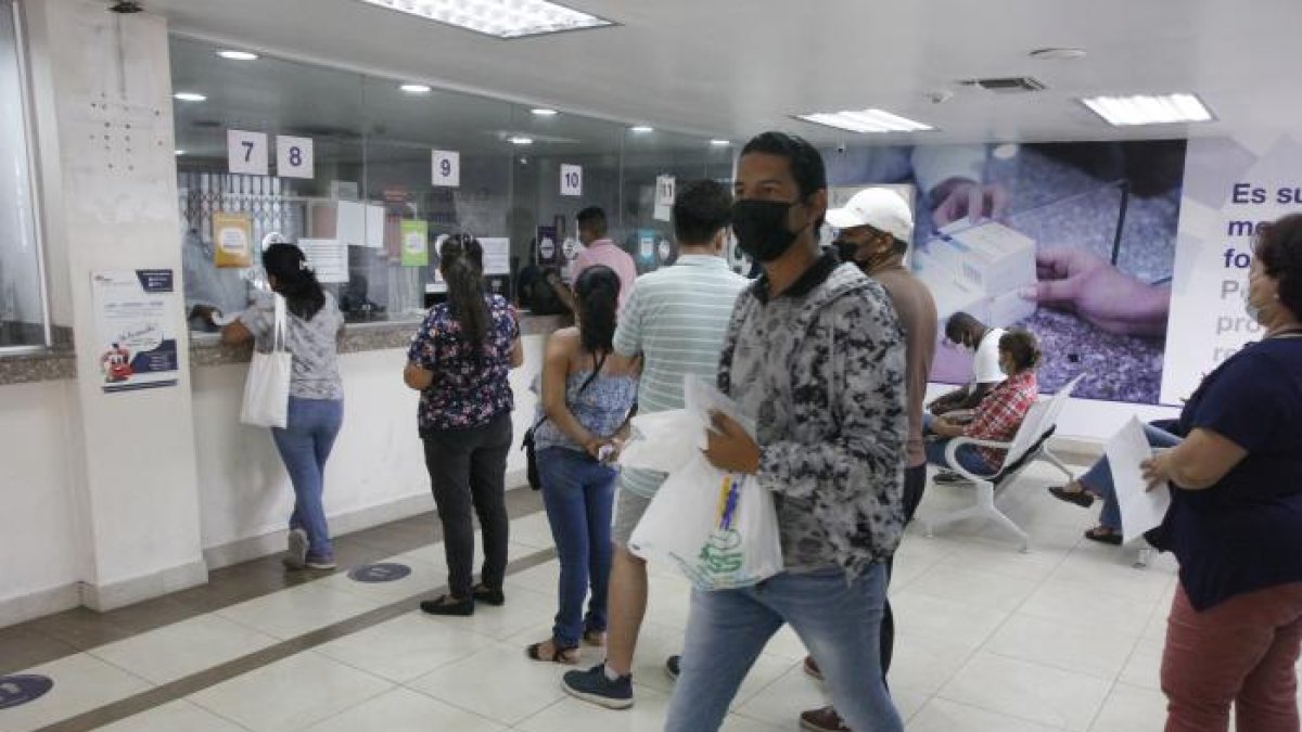 Pacientes del IESS retiran sus medicamentos en las farmacias de consulta externa