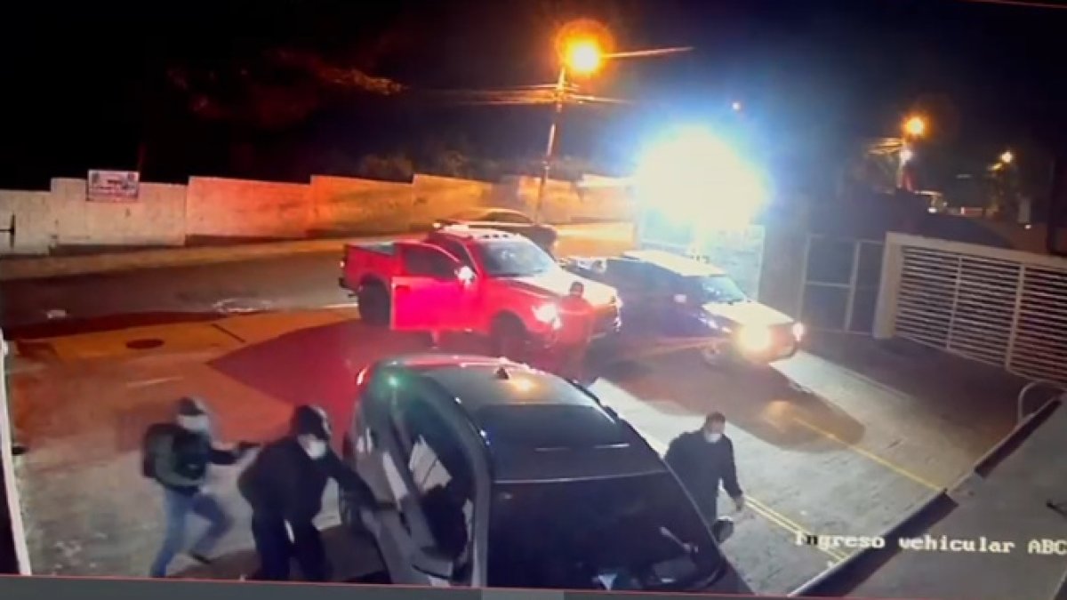 Bloqueo. Los secuestradores se bajaron de los vehículos encapuchados y forzaron la seguridad del automóvil para sacar primero a una de las víctimas.