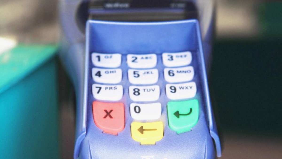 Plástico.- Una persona usa la tarjeta de crédito en una compra.