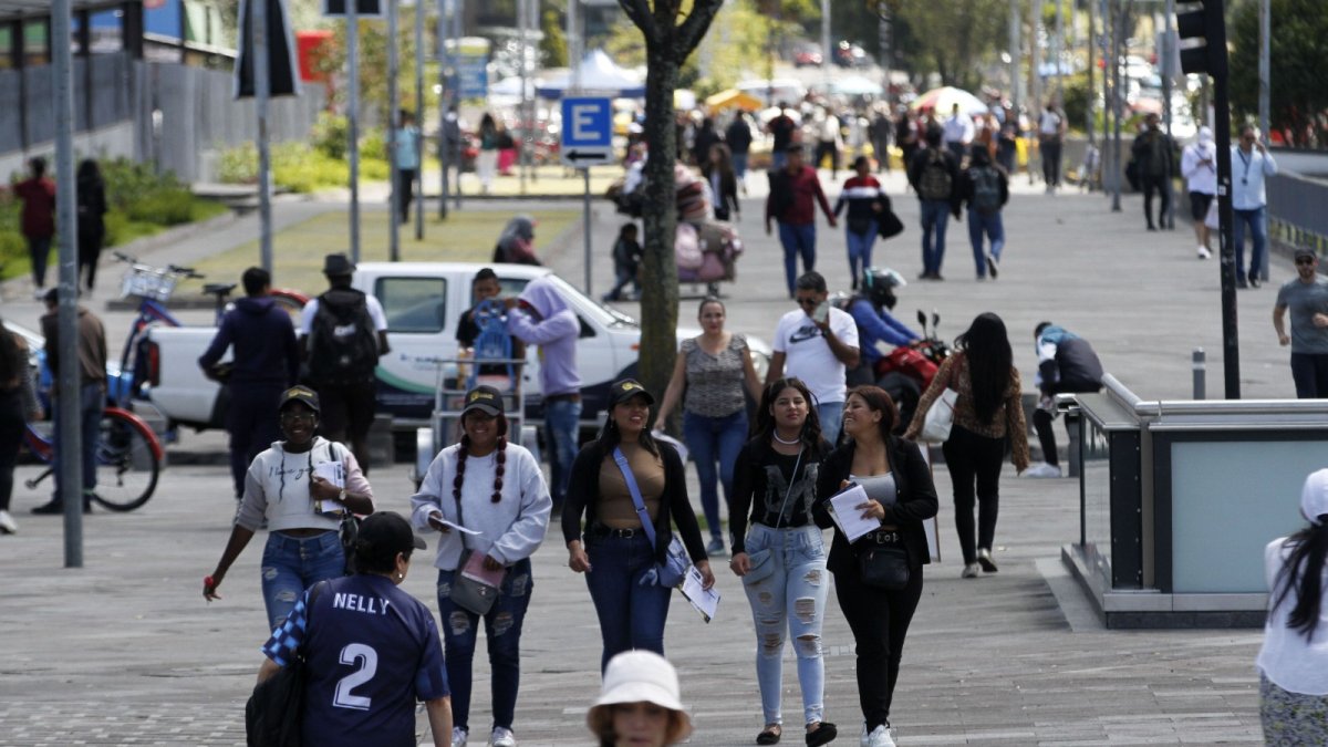 Los ciudadanos confían poco en la democracia y menos en los partidos políticos.
