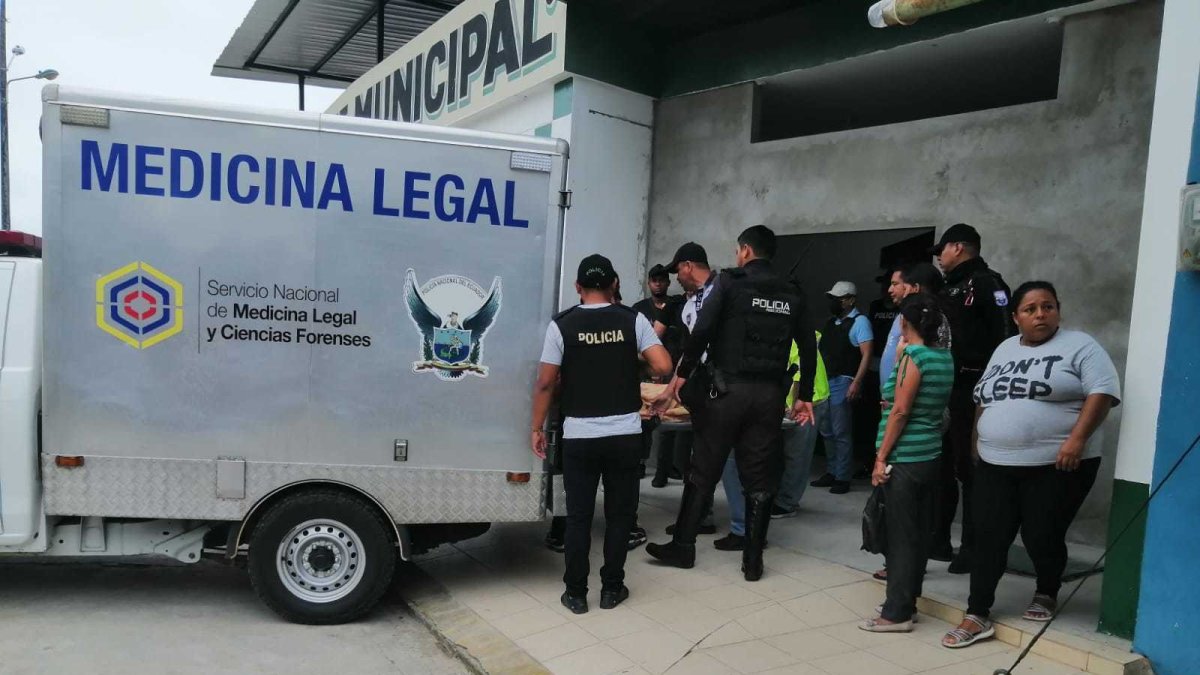 Violencia. Agentes llevan el cuerpo de Jefferson Vera a la morgue.