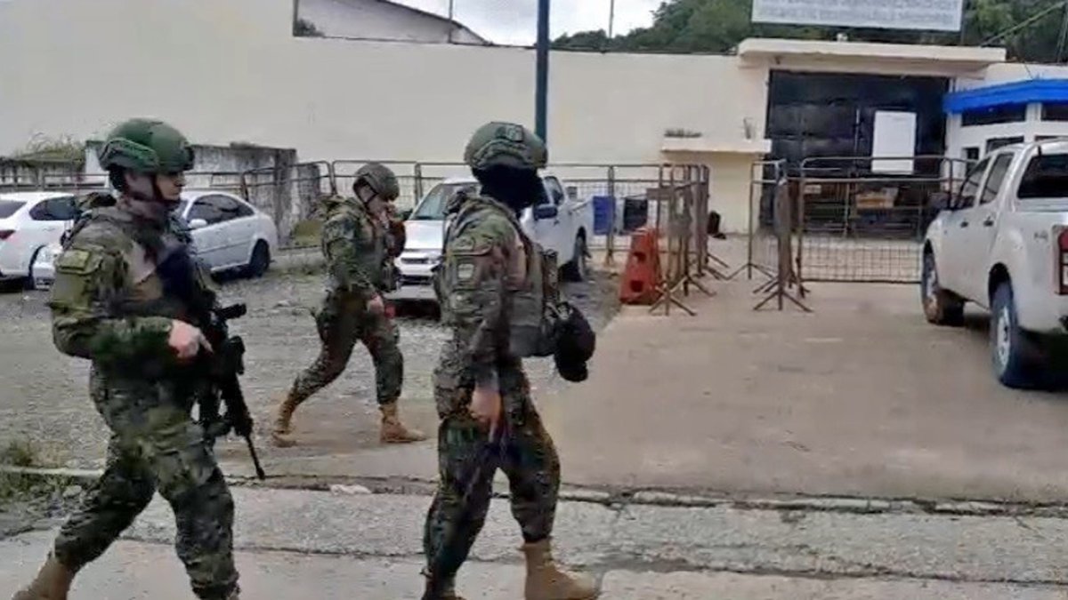 Panorama. Varios elementos militares recorren la parte externa del recinto penitenciario de Esmeraldas.
