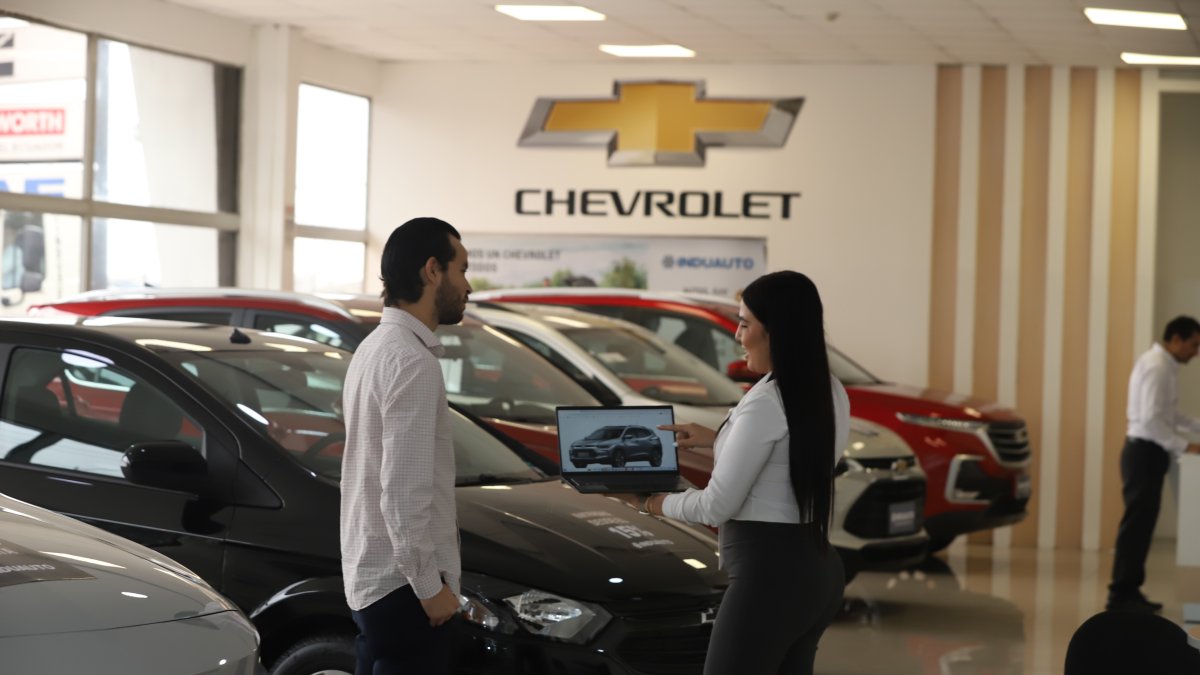 Acercamiento. Varios clientes cotizan en sitios web de las marcas, y solo se acercan a probar y pagar el carro.