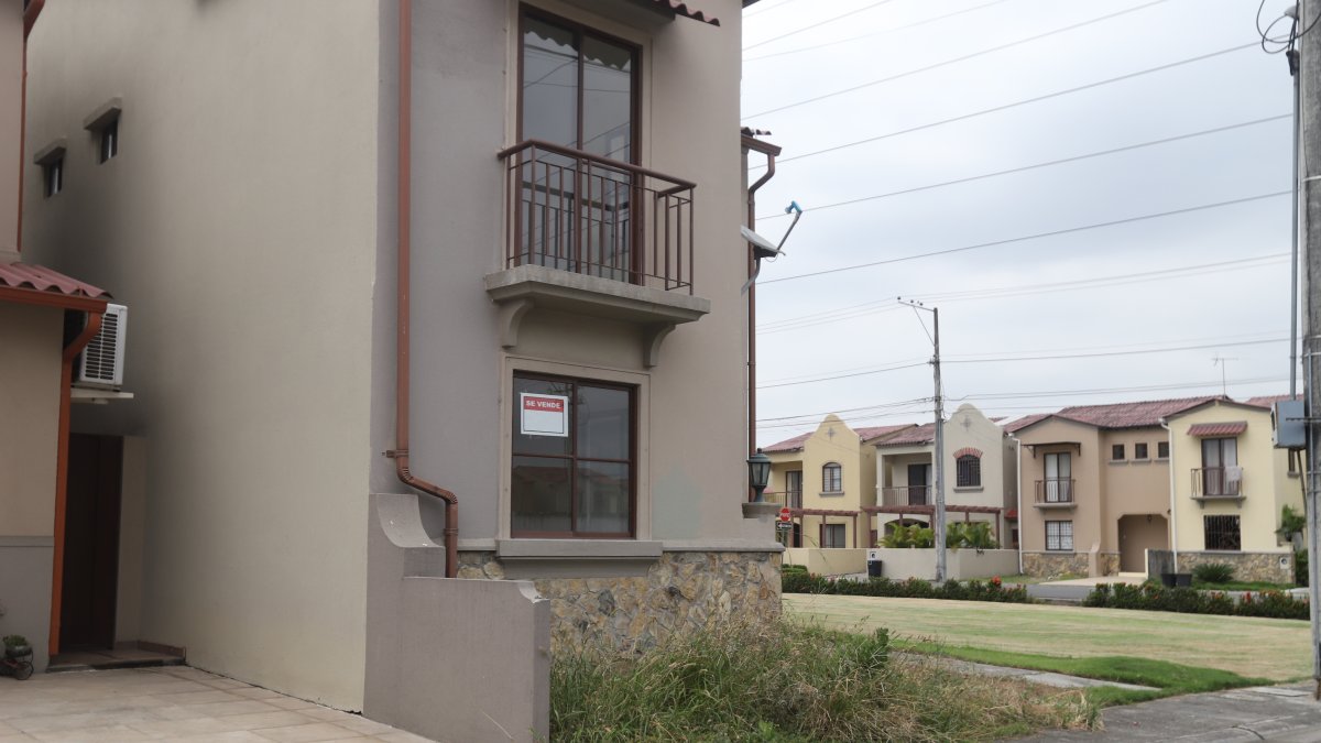 Último recurso. Hay casos de habitantes que están vendiendo sus hogares para escapar de esta urbanización, que se ha vuelto zona de riesgo, como varios denuncian.