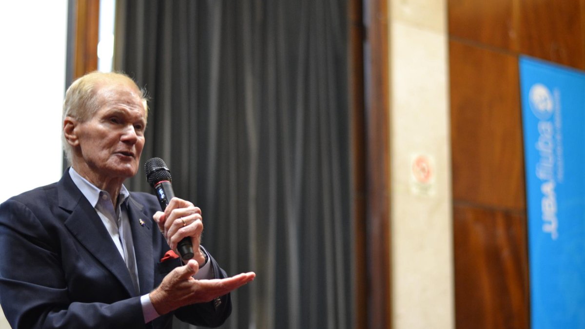 Bill Nelson, administrador de la NASA, durante una charla en la Universidad de Buenos Aires, este jueves 27 de julio.