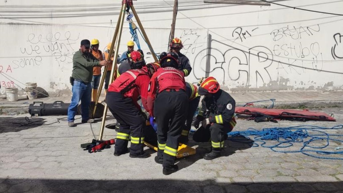 Acción. Miembros del Cuerpo de Bomberos durante la recuperación del hombre accidentado.