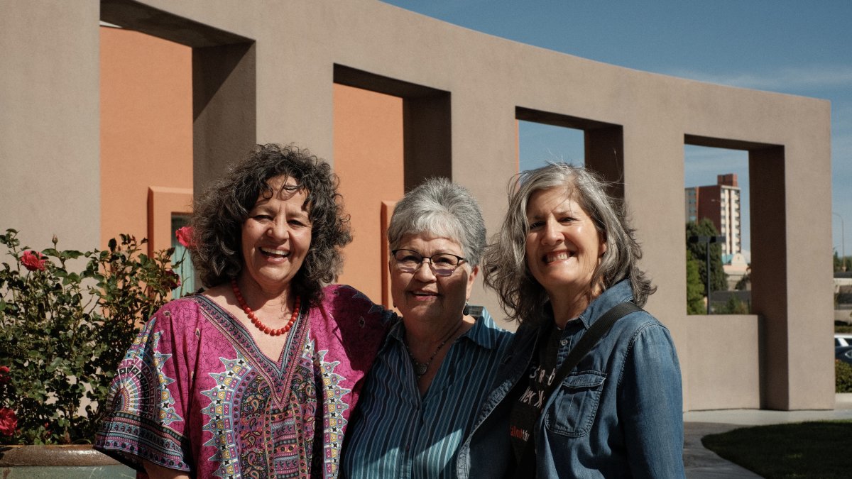 Trabajo. Bernice Gutiérrez, Tina Cordova y Mary Martínez, son activistas que promueven el reconocimiento de las afectaciones generadas por las pruebas atómicas.