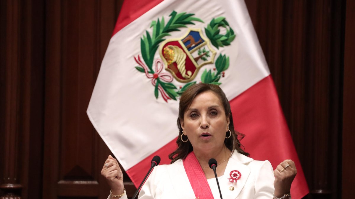La presidenta de Perú, Dina Boluarte, suscribió el decreto para habilitar el paso fronterizo.
