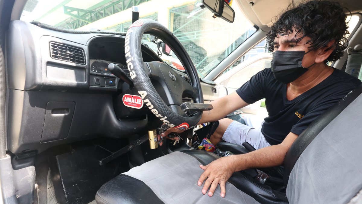 En el interior. Candados, placas protectoras, botones que bloquean el paso de gasolina, entre otros ‘inventos’ de los ciudadanos por evitar que se le lleven el vehículo