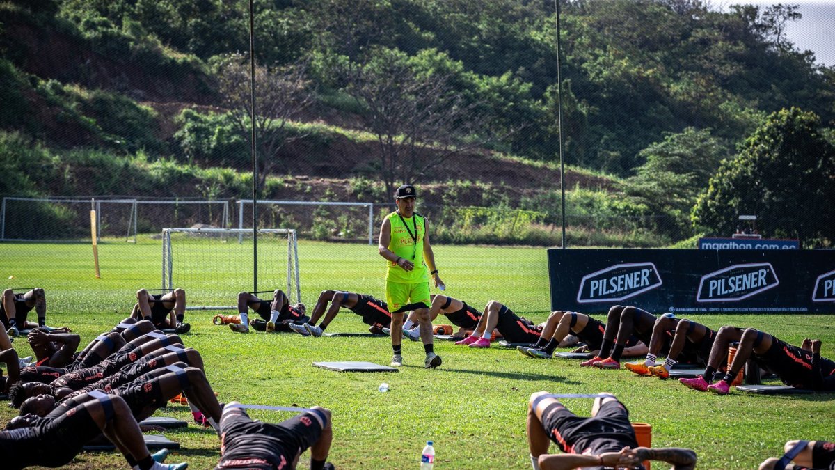 Los toreros se ejercitan al mando del preparador uruguayo Alejandro Valenzuela (c).