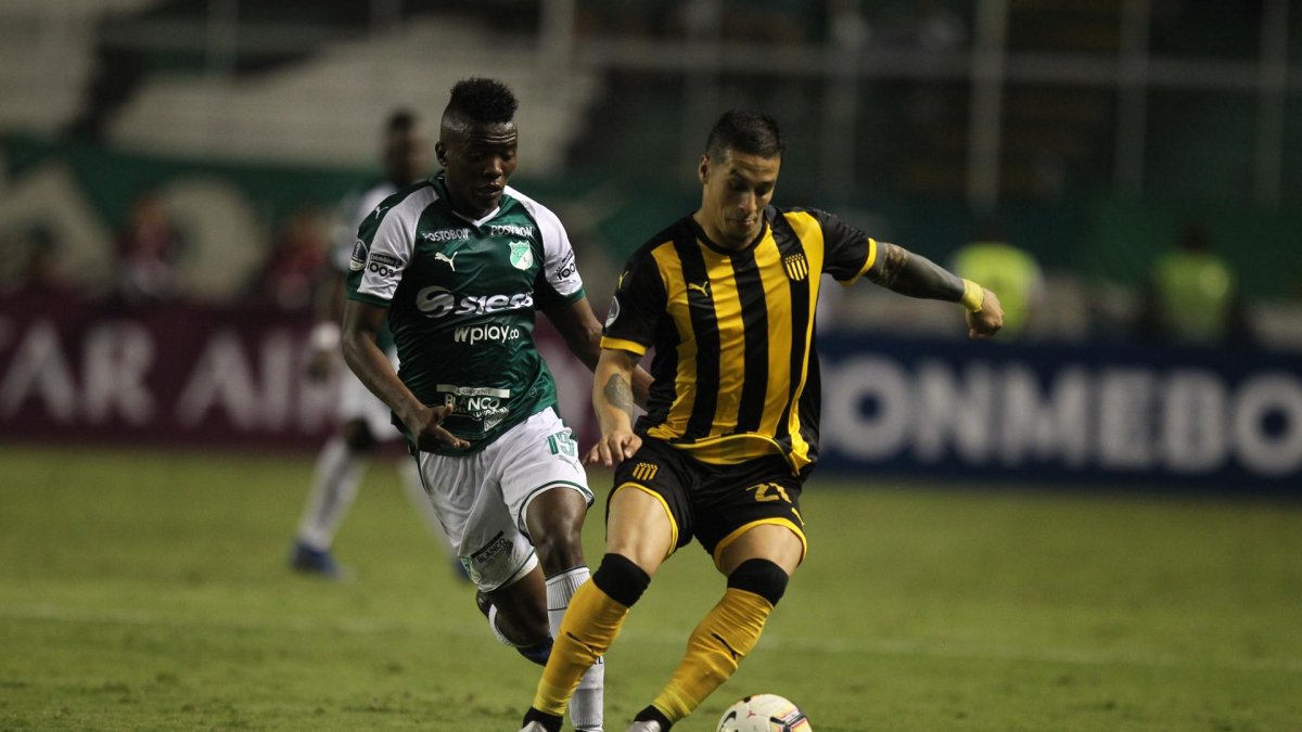 Fotografía de archivo en la que se registró al centrocampista uruguayo Jesús Trindade (d), al actuar para el Peñarol del Uruguay.