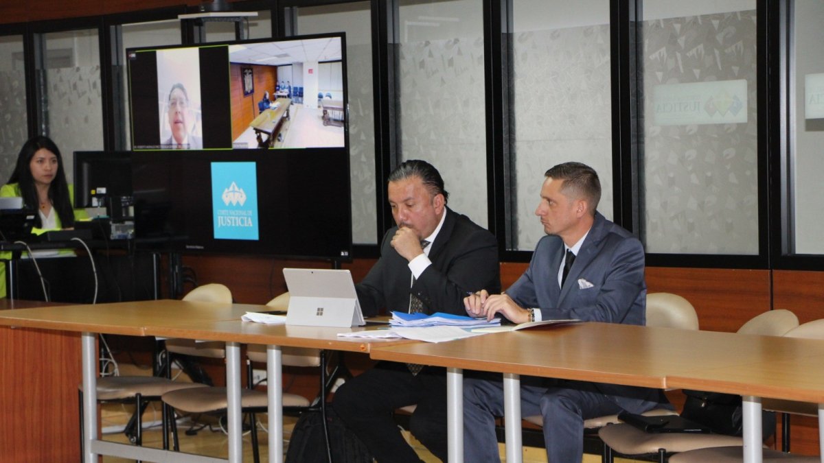 Defensa. En la audiencia de ayer estuvo la defensa del judicial recusado.
