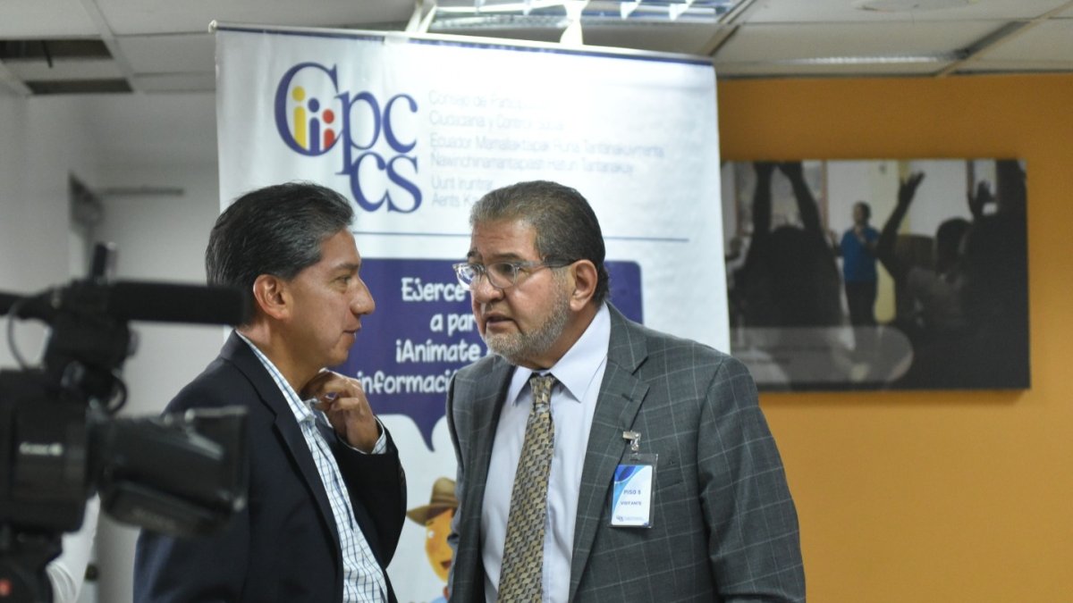 El aspirante Franklin Zambrano Loor (derecha) fue uno de los impugnados y presentó sus descargos.