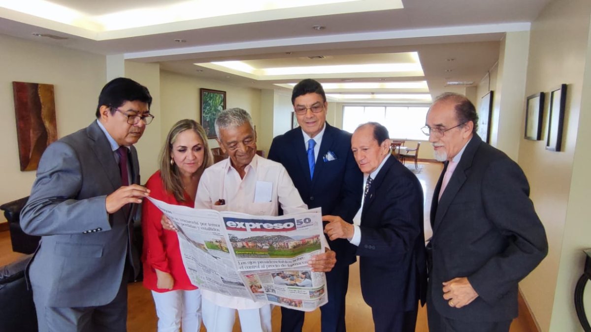 Reunión. Seis excolaboradores de EXPRESO se juntaron para contar anécdotas y ver las ediciones actuales.