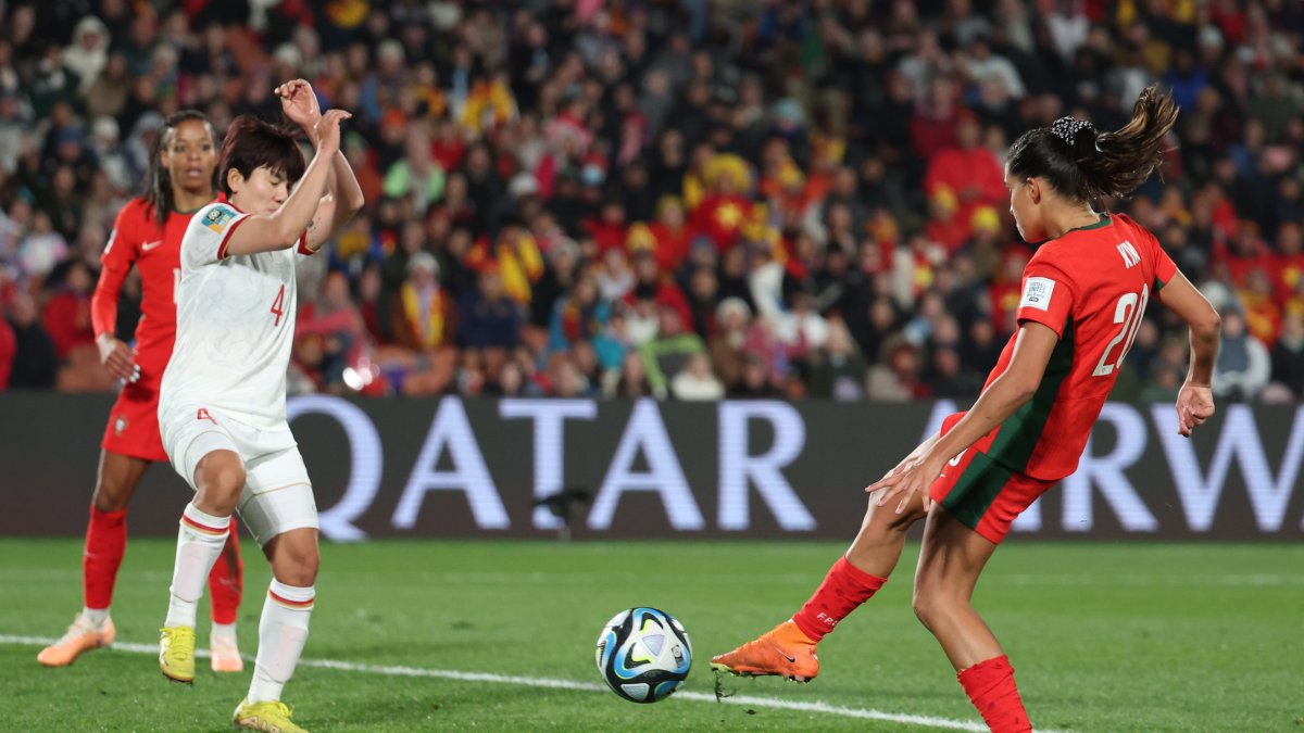 La portuguesa Kika Nazareth (d) remata a Tran Thi Thu (i) de Vietnam durante el partido de fútbol del grupo E de la Copa Mundial Femenina de la FIFA entre Portugal y Vietnam.