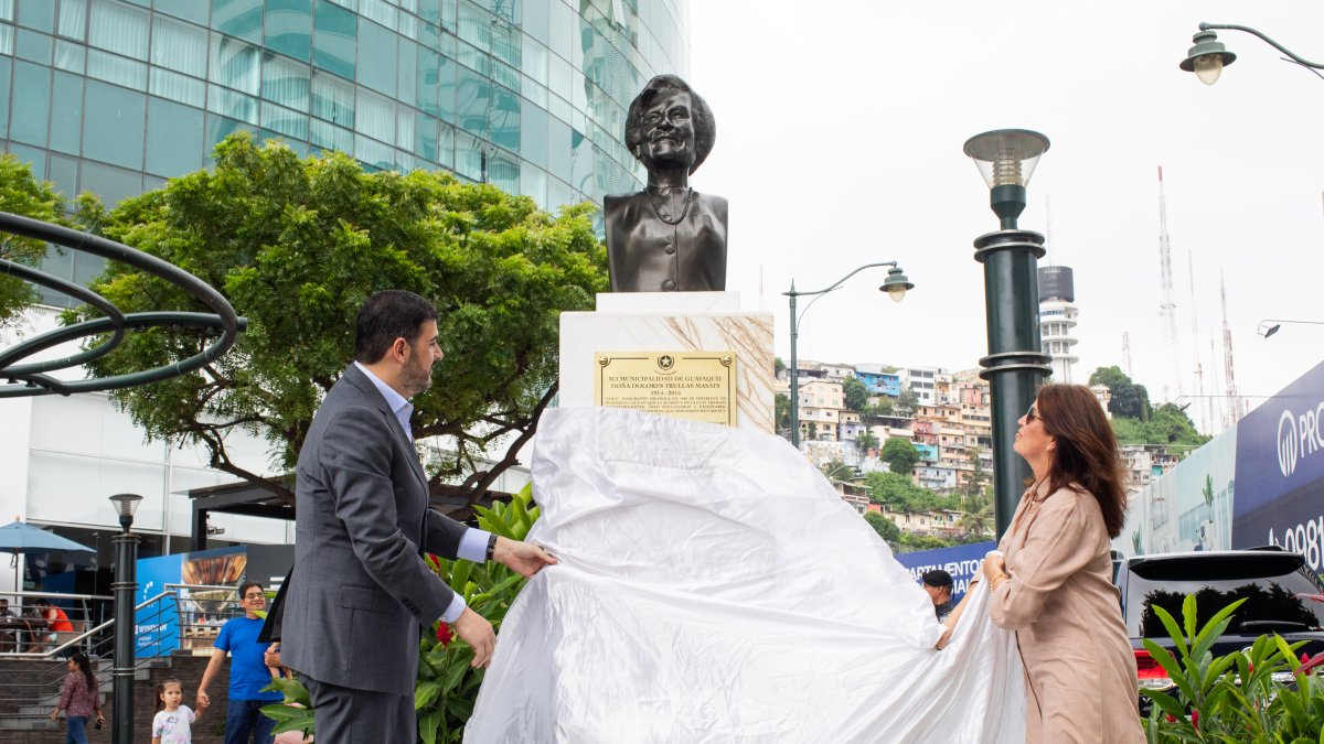 Tributo. María del Pilar Llopart, nieta de Dolores Trullás, develó el busto.