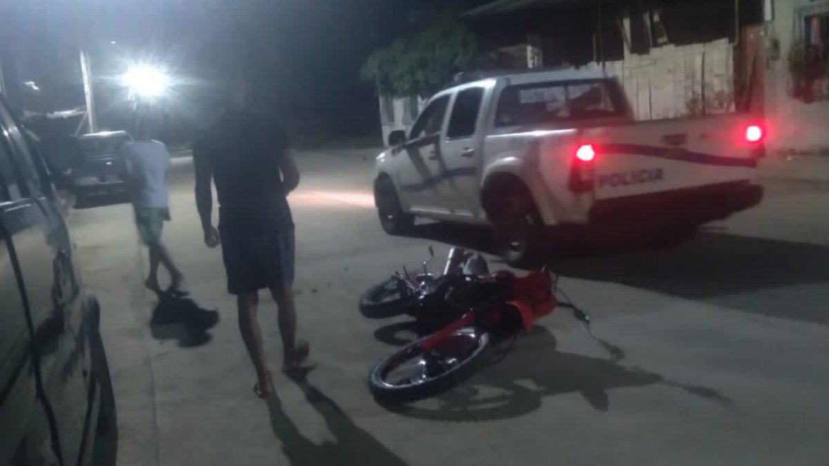 Una moto abandonada cerca del lugar donde ocurrió el crimen.