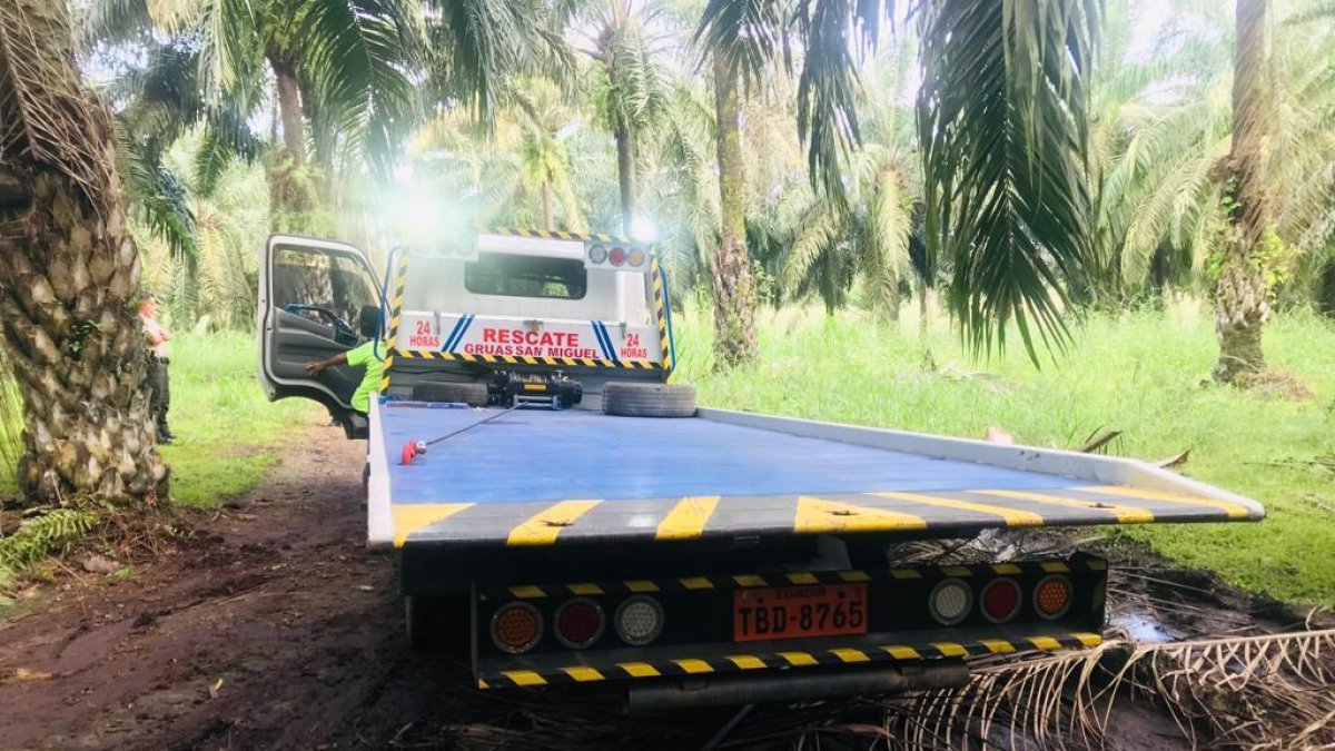 El camión tipo grúa en que se movilizaban el policía y su esposa.
