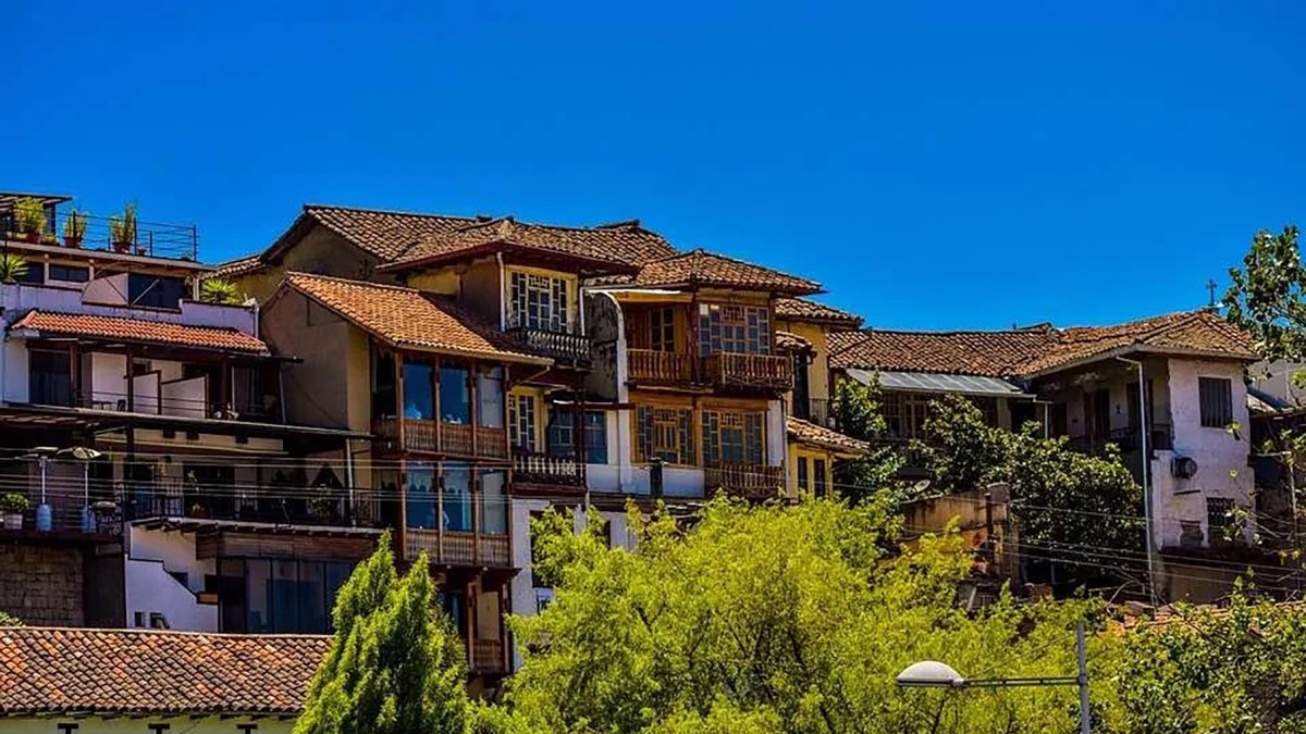 Patrimonio. En medio del paisaje urbano se observa a una de las casas antiguas de Cuenca.