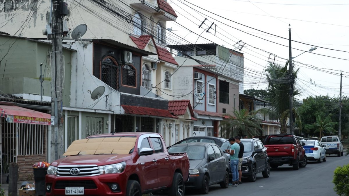 Personal de Criminalística estuvo por más de dos horas en el domicilio allanado recolectando evidencias