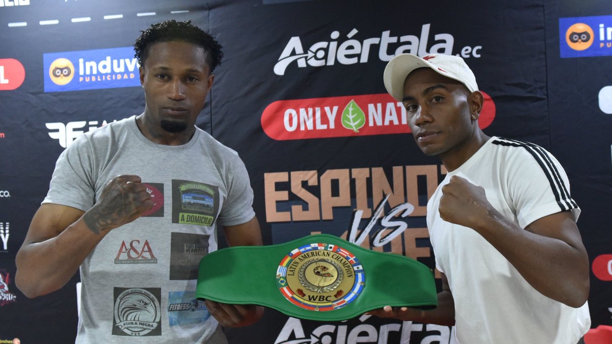 El ecuatoriano Alexander Espinoza (i) y el venezolano Felipe Larez (d) están listos para su combate por el título latino silver en el Quorum del Paseo San Francisco.