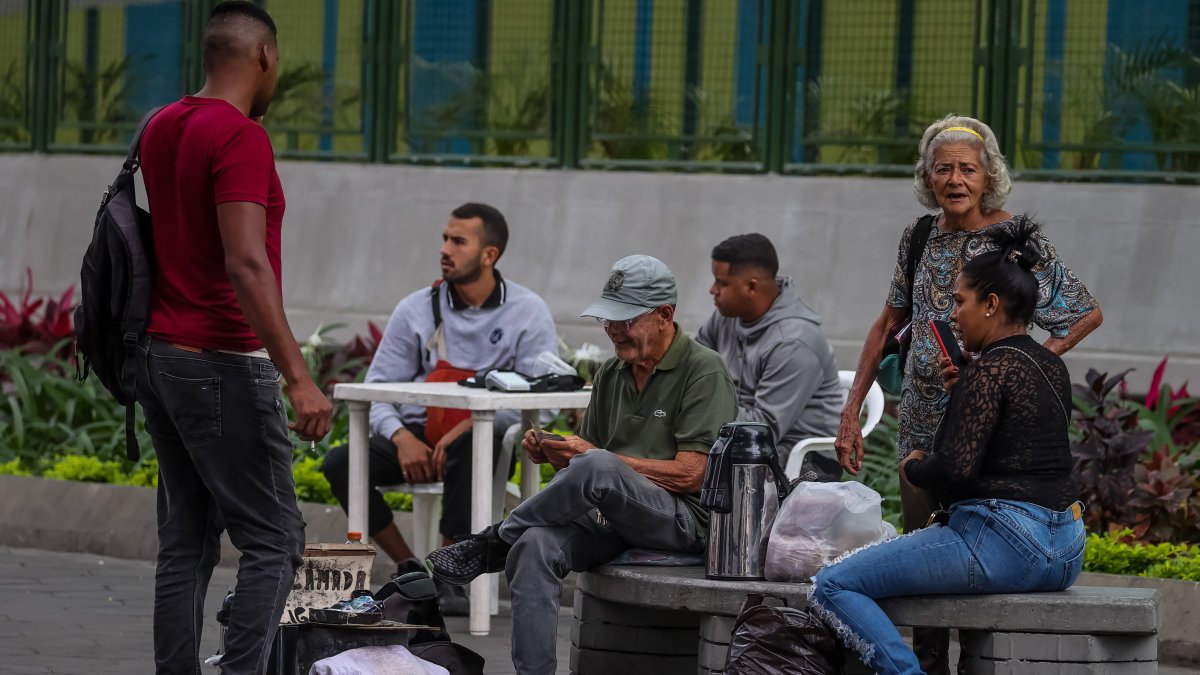 Los ancianos tienen problemas para acceder a servicios básicos.