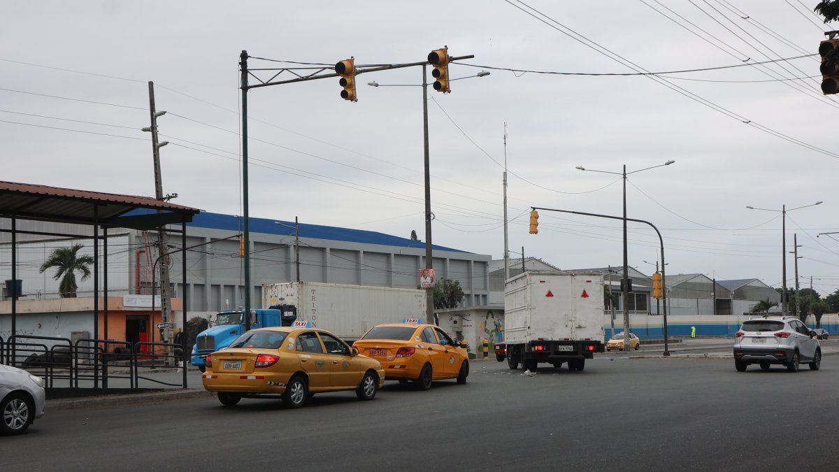 La falta de semáforos funcionales ha caotizado la vía.