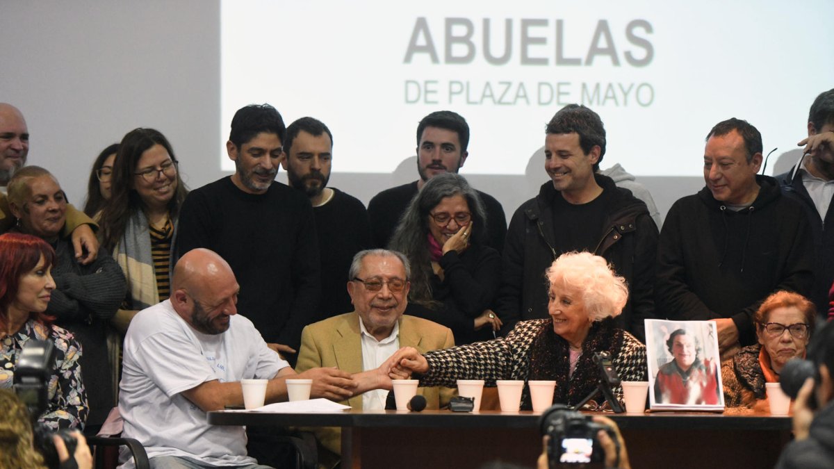 Miguel (i) y Julio Santucho, hermano y padre del nieto 133, junto a Estela de Carlotto.